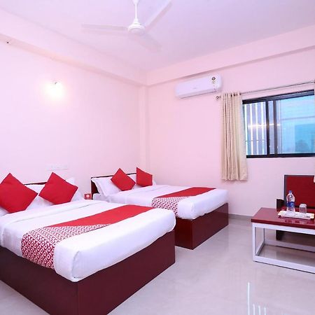 โอโย 13577 ทีเคอาร์ เมโทร เรซิเดนซี Hotel Kochi ภายนอก รูปภาพ