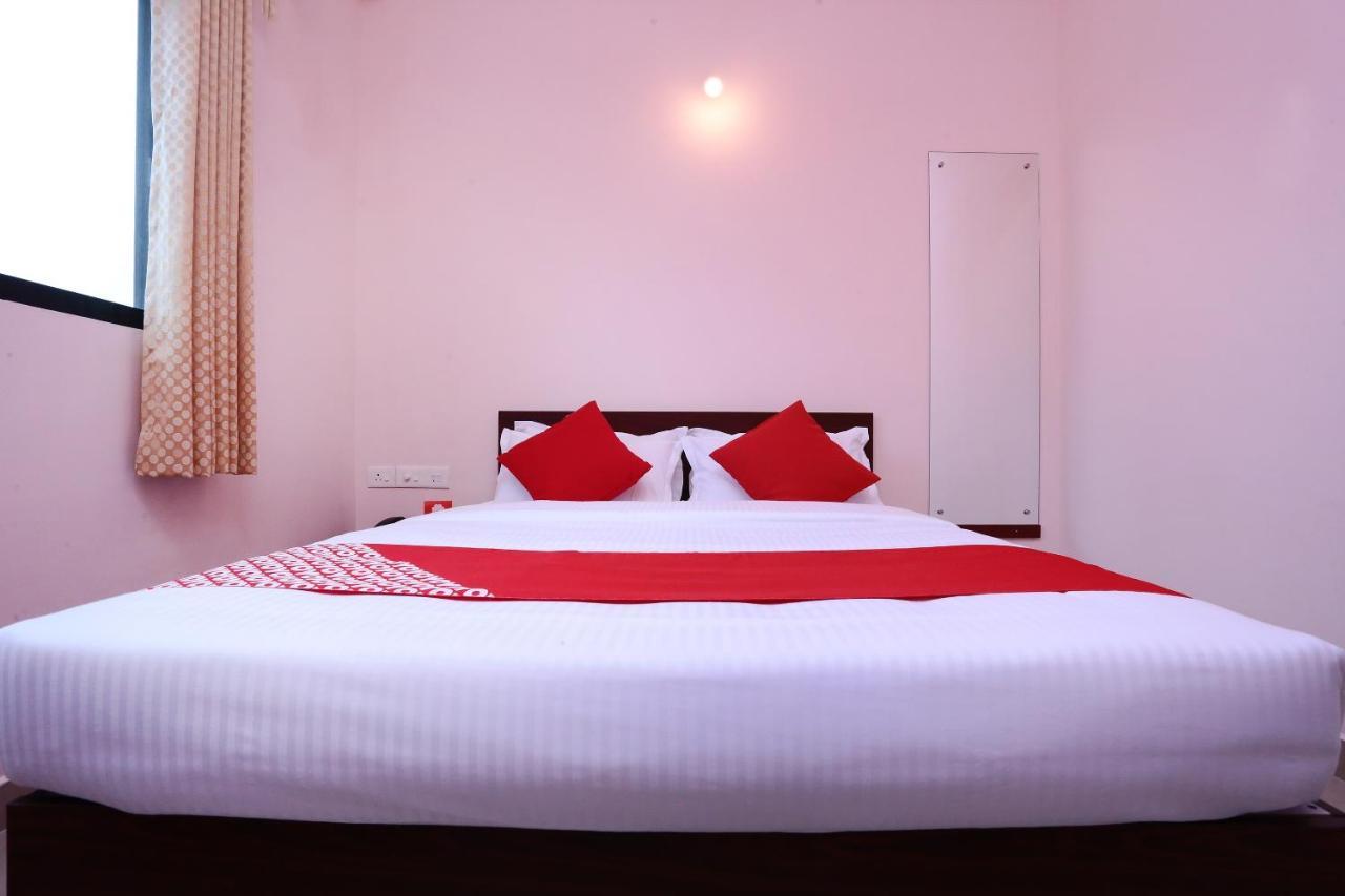 โอโย 13577 ทีเคอาร์ เมโทร เรซิเดนซี Hotel Kochi ภายนอก รูปภาพ