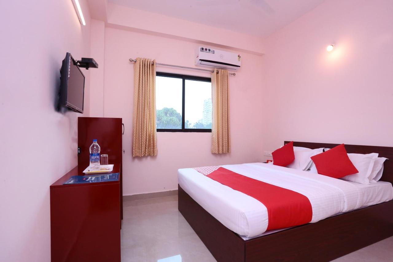 โอโย 13577 ทีเคอาร์ เมโทร เรซิเดนซี Hotel Kochi ภายนอก รูปภาพ