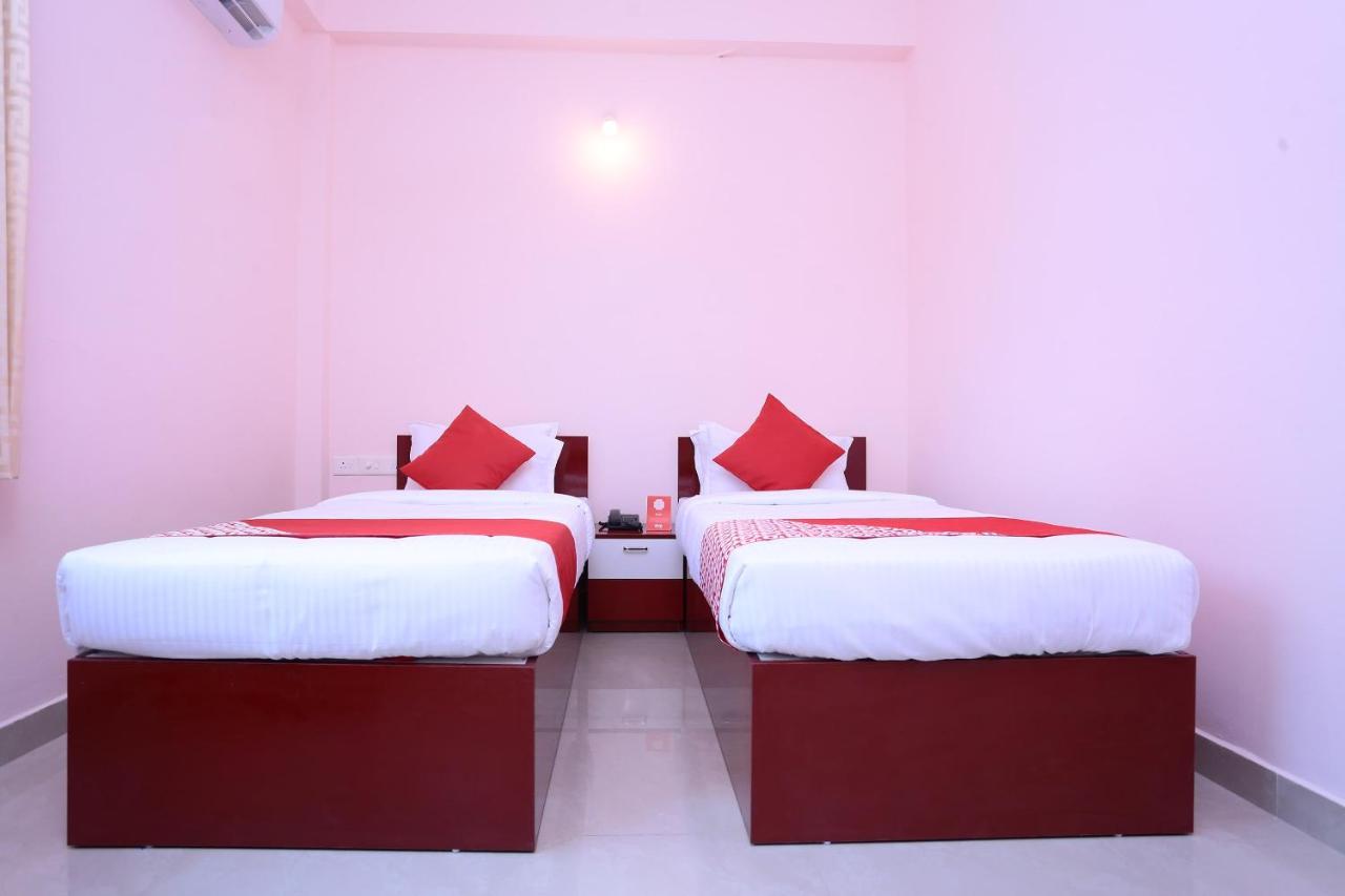โอโย 13577 ทีเคอาร์ เมโทร เรซิเดนซี Hotel Kochi ภายนอก รูปภาพ