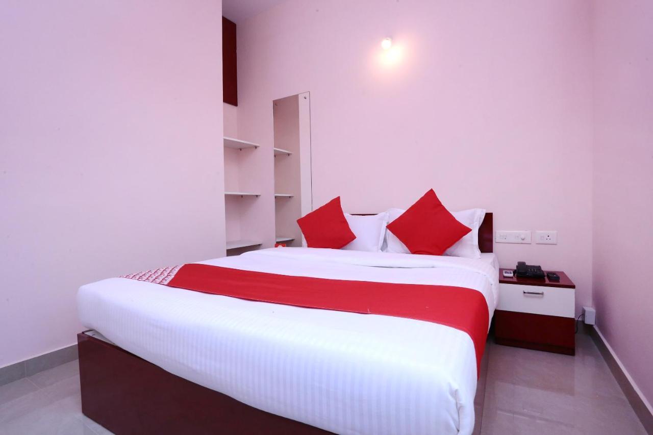 โอโย 13577 ทีเคอาร์ เมโทร เรซิเดนซี Hotel Kochi ภายนอก รูปภาพ