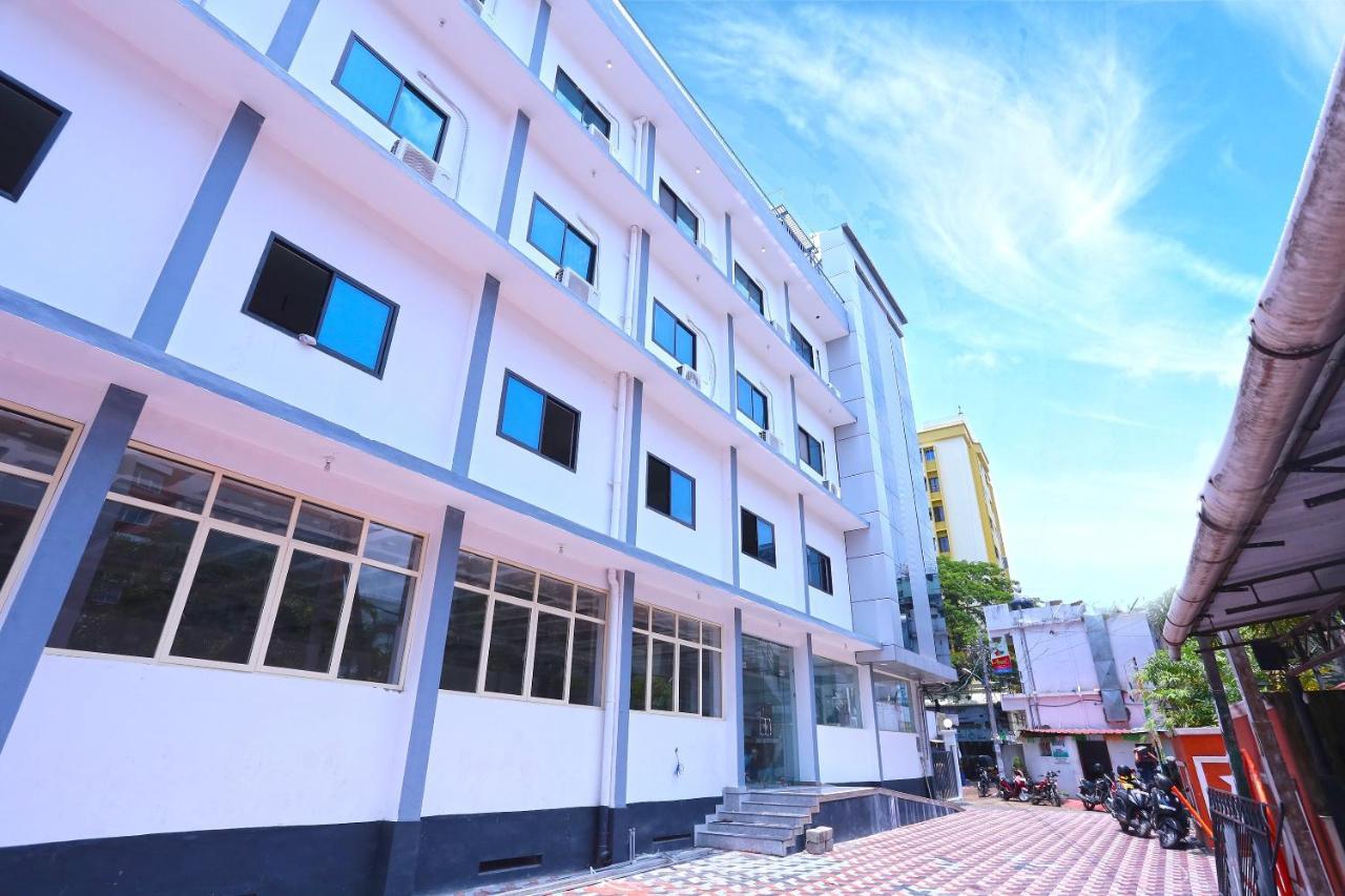 โอโย 13577 ทีเคอาร์ เมโทร เรซิเดนซี Hotel Kochi ภายนอก รูปภาพ
