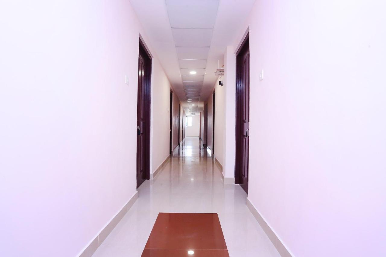 โอโย 13577 ทีเคอาร์ เมโทร เรซิเดนซี Hotel Kochi ภายนอก รูปภาพ