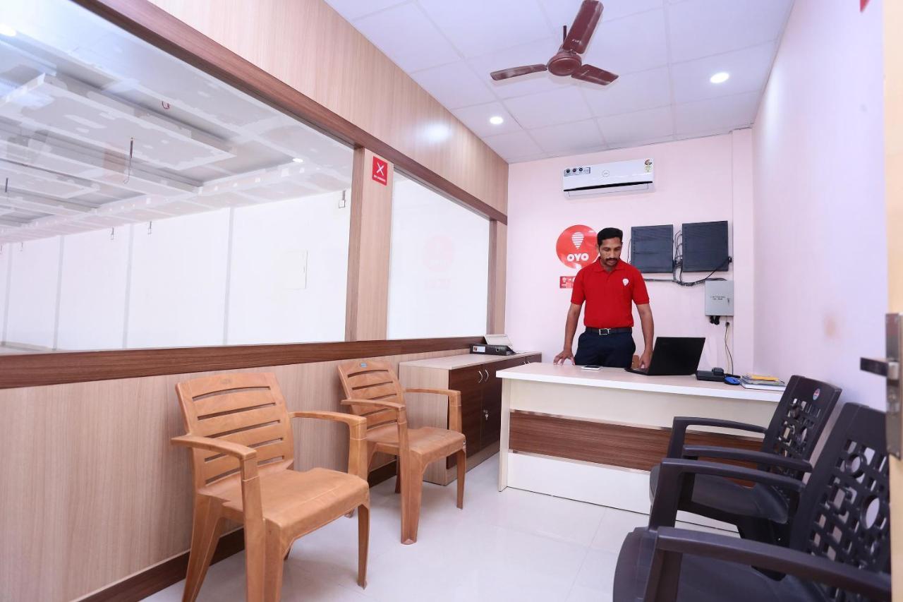 โอโย 13577 ทีเคอาร์ เมโทร เรซิเดนซี Hotel Kochi ภายนอก รูปภาพ