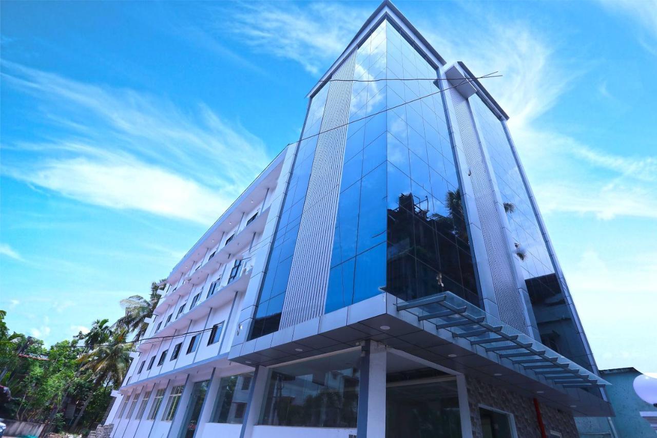 โอโย 13577 ทีเคอาร์ เมโทร เรซิเดนซี Hotel Kochi ภายนอก รูปภาพ